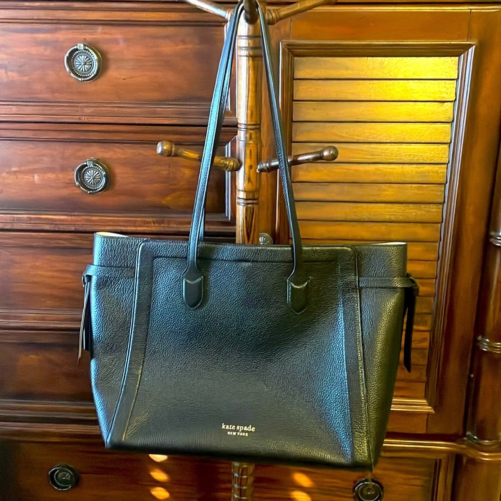Kate Spade large tote bag. Black pebbled leather. Inside pocket w/ toggle close